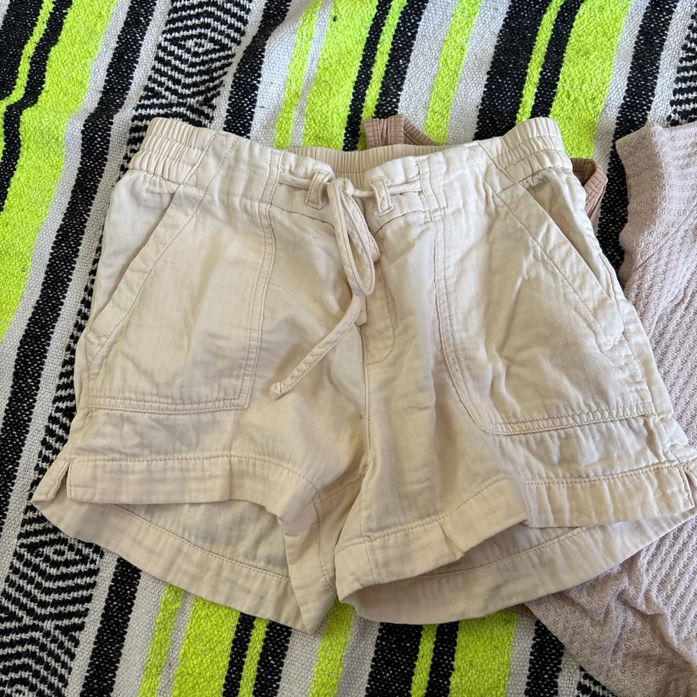 Old Navy Cream Cargo Shorts Relaxed Fit